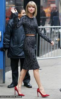 明星蓝色高跟鞋,明星们的时尚演绎