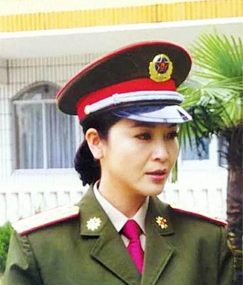 女明星军装照片,女明星的英姿飒爽瞬间