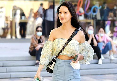 肉色丝袜女走光图片,肉色丝袜美女不慎走光瞬间