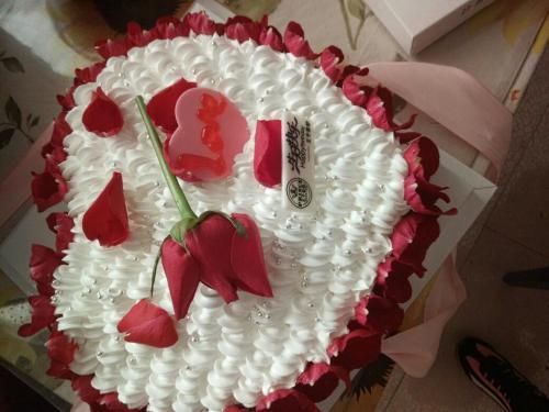 老公送老婆蛋糕图片,老公送蛋糕，浪漫满溢的爱情瞬间