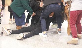 黄子韬机场晕倒视频,现场紧急救治引关注